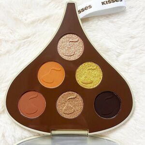 Hershey's KISSES x GLAMLITE Milk Chocolate With‎ Almonds Palette